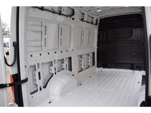 Volkswagen Crafter 2.0 TDI L3H3 Highline MY25 AUTOMAAT LED TREKHAAK GEVEERDE STOEL ActivLease financial lease