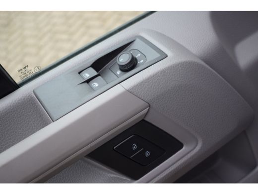 Volkswagen Crafter 2.0 TDI L3H3 Highline MY25 AUTOMAAT LED TREKHAAK GEVEERDE STOEL ActivLease financial lease