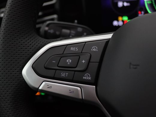 Volkswagen Tiguan 1.5 eHybrid R-Line Edition 272PK DSG Pano-Schuifdak, Black Style, Achteruitrijcamera, Trekhaak, 2... ActivLease financial lease