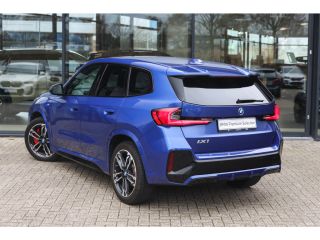 BMW iX1 eDrive20 M Sport / Sportstoelen / Achteruitrijcamera / M Adaptief onderstel / Comfort Access / Ad...