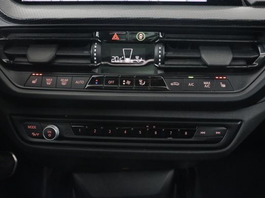 BMW 1 Serie 118i M Sport | Panoramadak | Stoelverwarming | Camera | Sportstoelen | Harman/Kardon | Stuurverwa... ActivLease financial lease