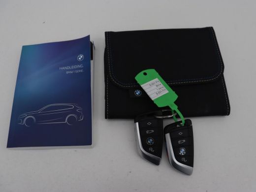BMW 1 Serie 118i M Sport | Panoramadak | Stoelverwarming | Camera | Sportstoelen | Harman/Kardon | Stuurverwa... ActivLease financial lease