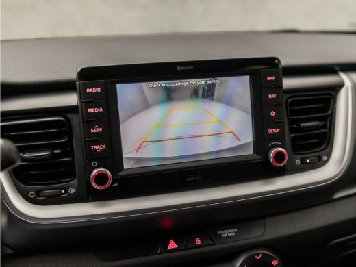 Kia Stonic 1.0 T-GDi DynamicLine (APPLE CARPLAY, NAVIGATIE, CRUISE, CAMERA, LM VELGEN, SPORTSTOELEN, PARKEER... ActivLease financial lease