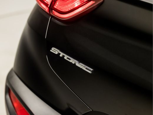 Kia Stonic 1.0 T-GDi DynamicLine (APPLE CARPLAY, NAVIGATIE, CRUISE, CAMERA, LM VELGEN, SPORTSTOELEN, PARKEER... ActivLease financial lease