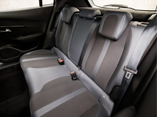 Peugeot 2008 1.2 PureTech Allure Sport Automaat (PANORAMADAK, VIRTUAL COCKPIT, APPLE CARPLAY, GROOT NAVI, SPOR... ActivLease financial lease