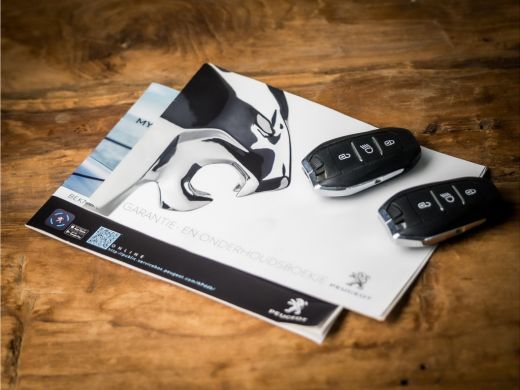 Peugeot 2008 1.2 PureTech Allure Sport Automaat (PANORAMADAK, VIRTUAL COCKPIT, APPLE CARPLAY, GROOT NAVI, SPOR... ActivLease financial lease