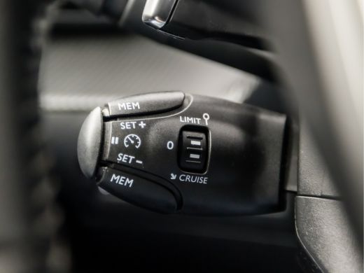 Peugeot 2008 1.2 PureTech Allure Sport Automaat (PANORAMADAK, VIRTUAL COCKPIT, APPLE CARPLAY, GROOT NAVI, SPOR... ActivLease financial lease