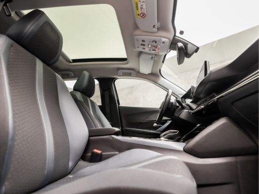 Peugeot 2008 1.2 PureTech Allure Sport Automaat (PANORAMADAK, VIRTUAL COCKPIT, APPLE CARPLAY, GROOT NAVI, SPOR... ActivLease financial lease