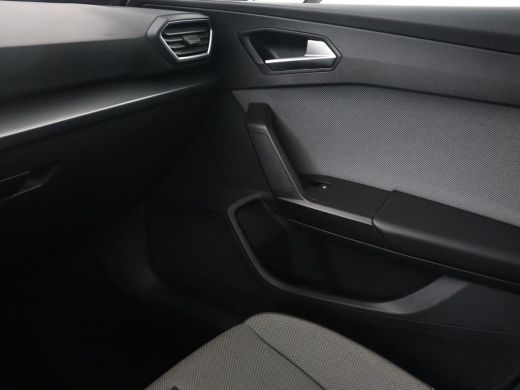 Seat Leon 1.0 TSI Style Intens | Trekhaak | Camera | Carplay | Navigatie | Adaptive cruise | DAB | Parkeerh... ActivLease financial lease