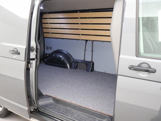 Volkswagen Transporter 2.0 TDI L2H1 + LEDER | TREKHAAK | CAMERA | APPLE CARPLAY | L.M. VELGEN ActivLease financial lease