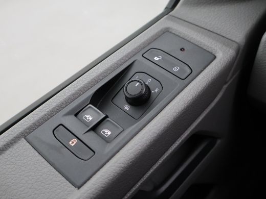 Volkswagen Transporter 2.0 TDI L2H1 + LEDER | TREKHAAK | CAMERA | APPLE CARPLAY | L.M. VELGEN ActivLease financial lease