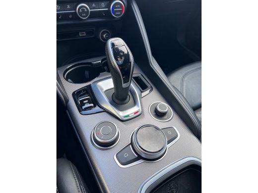 Alfa Romeo Giulia 2.0T 200pk*Veloce int.*/Leder/Pano-dak/H-Kardon/Trekhaak ActivLease financial lease