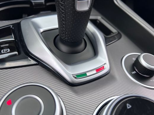 Alfa Romeo Giulia 2.0T 200pk*Veloce int.*/Leder/Pano-dak/H-Kardon/Trekhaak ActivLease financial lease