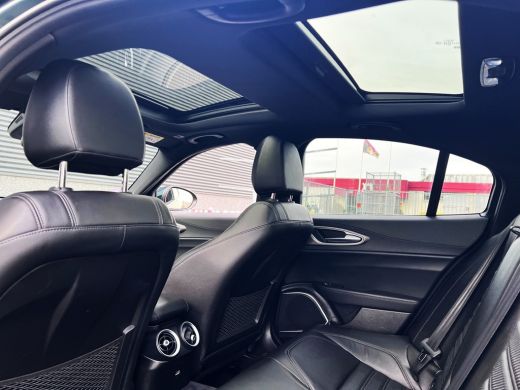 Alfa Romeo Giulia 2.0T 200pk*Veloce int.*/Leder/Pano-dak/H-Kardon/Trekhaak ActivLease financial lease