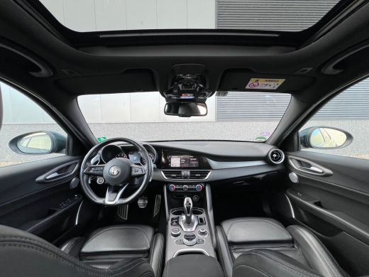 Alfa Romeo Giulia 2.0T 200pk*Veloce int.*/Leder/Pano-dak/H-Kardon/Trekhaak ActivLease financial lease