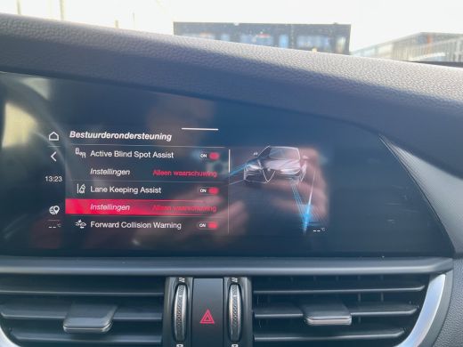 Alfa Romeo Giulia 2.0T 200pk*Veloce int.*/Leder/Pano-dak/H-Kardon/Trekhaak ActivLease financial lease