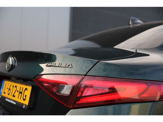Alfa Romeo Giulia 2.0T 200pk*Veloce int.*/Leder/Pano-dak/H-Kardon/Trekhaak ActivLease financial lease