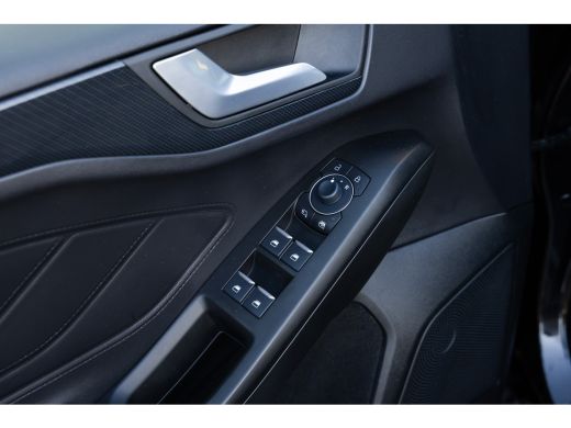 Ford Focus 1.0 EcoBoost Hybrid ST Line | Trekhaak | Stoel/stuur/voorruit verwarming | Cruise adaptief | Dode... ActivLease financial lease