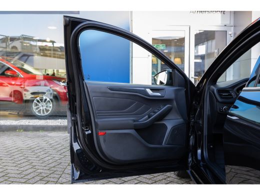 Ford Focus 1.0 EcoBoost Hybrid ST Line | Trekhaak | Stoel/stuur/voorruit verwarming | Cruise adaptief | Dode... ActivLease financial lease