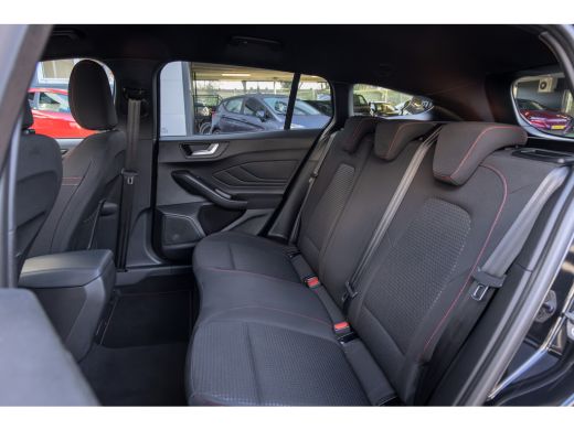 Ford Focus 1.0 EcoBoost Hybrid ST Line | Trekhaak | Stoel/stuur/voorruit verwarming | Cruise adaptief | Dode... ActivLease financial lease