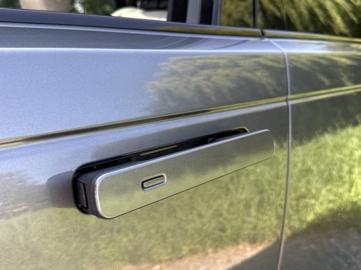 Land Rover Range Rover Velar 2.0 250PK AWD R-DYNAMIC BLACK PACK SE LEDER/VIRTUAL/PANORAMADAK ActivLease financial lease