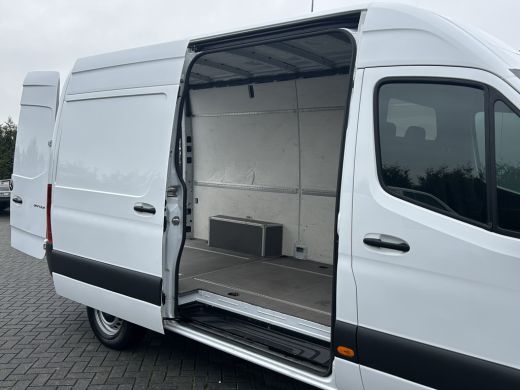 Mercedes-Benz Sprinter 317 CDI 170 PK / L2H2 / AUTOMAAT / 270 A DEUREN / AIRCO / CRUISE / APPLE CARPLAY / 3-ZITS / CAMERA ActivLease financial lease
