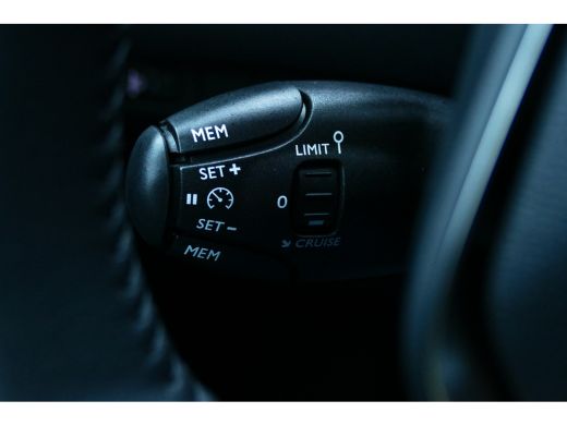 Peugeot 2008 1.2 HYRBRID 136PK ALLURE AUTOMAAT / NAVI / CLIMA / LED / PDC / 17"LMV / BLUETOOTH / CRUISECONTROL... ActivLease financial lease