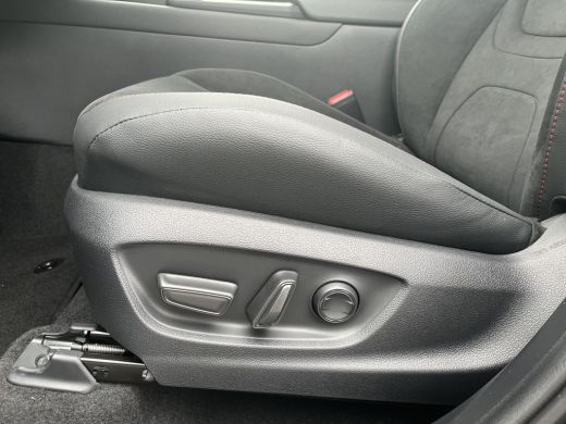 Toyota C-HR 2.0 Plug-in Hybrid 220 Black Edition | &euro; 2.000 extra inruilwaarde | ActivLease financial lease