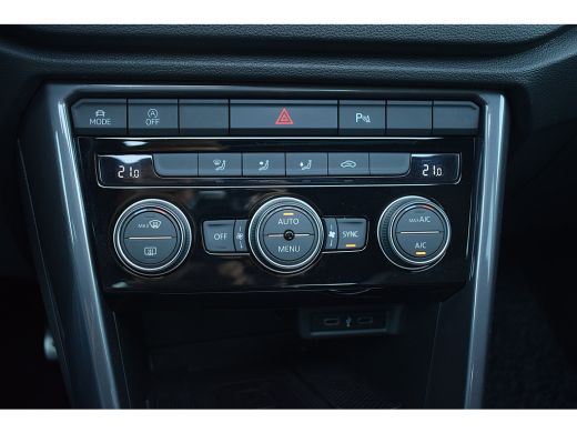 Volkswagen T-Roc 1.5 TSI Sport Business R | Pano | Half Leer | Virtual | Apple CarPlay ActivLease financial lease