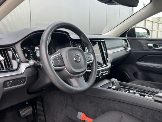 Volvo  V60 2.0 B3 Momentum Business | Trekhaak | 19'' Velgen | Adaptieve Cruise control | Stoel en stuurwiel... ActivLease financial lease