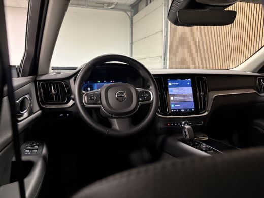 Volvo  V60 T6 AWD Recharge Essential Trekhaak | All Season banden | Lederen bekleding | Adaptieve Cruise Con... ActivLease financial lease