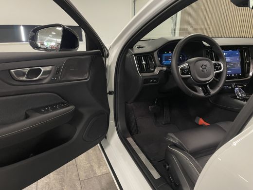 Volvo  V60 2.0 T6 Plug-in hybrid AWD Plus Dark Trekhaak | 360&deg; Camera | Harman Kardon | Crystal White | Adap... ActivLease financial lease
