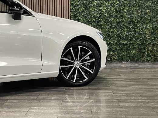 Volvo  V60 2.0 T6 Plug-in hybrid AWD Plus Dark Trekhaak | 360&deg; Camera | Harman Kardon | Crystal White | Adap... ActivLease financial lease