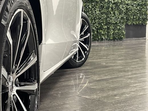 Volvo  V60 2.0 T6 Plug-in hybrid AWD Plus Dark Trekhaak | 360&deg; Camera | Harman Kardon | Crystal White | Adap... ActivLease financial lease