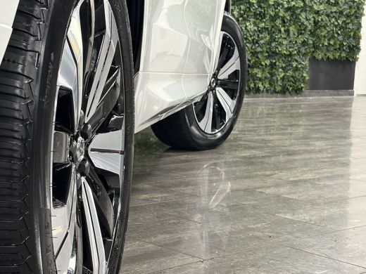 Volvo  XC60 2.0 T6 Plug-in hybrid AWD Plus Dark Trekhaak | 360° Camera | All Season banden | Crystal White | ... ActivLease financial lease