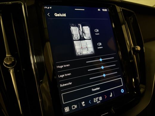 Volvo  XC60 2.0 T6 Plug-in hybrid AWD Plus Dark Trekhaak | 360° Camera | All Season banden | Crystal White | ... ActivLease financial lease