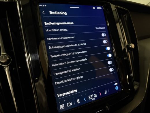 Volvo  XC60 2.0 T6 Plug-in hybrid AWD Plus Dark Trekhaak | 360° Camera | All Season banden | Crystal White | ... ActivLease financial lease