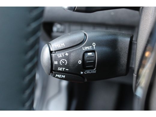 Peugeot 208 Allure | 16" Lichtmetalen velgen 'ELBORN' | Climate Control | Dashboard en deurpanelen in kunstst... ActivLease financial lease