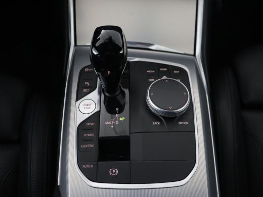 BMW 3 Serie 320e M Sport | Leder | Trekhaak | Stoelverwarming | Carplay | Sportstoelen | Laserlicht | Live Co... ActivLease financial lease