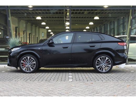 BMW iX2 eDrive20 High Executive M Sport / Panoramadak / Sportstoelen / M Adaptief onderstel / Comfort Acc... ActivLease financial lease