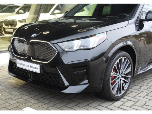 BMW iX2 eDrive20 High Executive M Sport / Panoramadak / Sportstoelen / M Adaptief onderstel / Comfort Acc... ActivLease financial lease