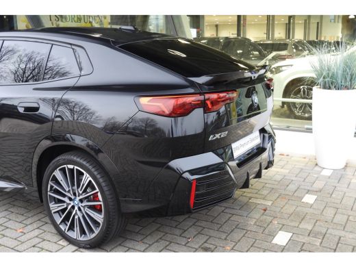 BMW iX2 eDrive20 High Executive M Sport / Panoramadak / Sportstoelen / M Adaptief onderstel / Comfort Acc... ActivLease financial lease