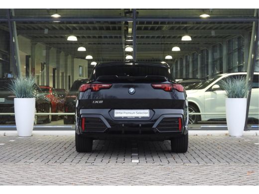 BMW iX2 eDrive20 High Executive M Sport / Panoramadak / Sportstoelen / M Adaptief onderstel / Comfort Acc... ActivLease financial lease