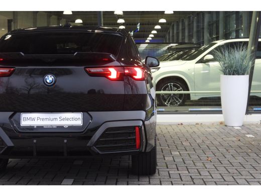 BMW iX2 eDrive20 High Executive M Sport / Panoramadak / Sportstoelen / M Adaptief onderstel / Comfort Acc... ActivLease financial lease