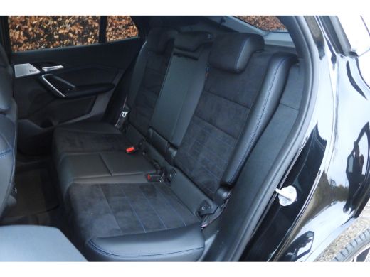 BMW iX2 eDrive20 High Executive M Sport / Panoramadak / Sportstoelen / M Adaptief onderstel / Comfort Acc... ActivLease financial lease