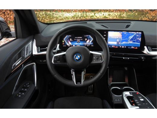 BMW iX2 eDrive20 High Executive M Sport / Panoramadak / Sportstoelen / M Adaptief onderstel / Comfort Acc... ActivLease financial lease