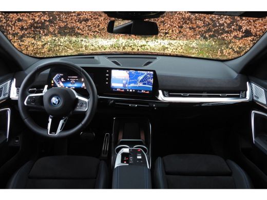 BMW iX2 eDrive20 High Executive M Sport / Panoramadak / Sportstoelen / M Adaptief onderstel / Comfort Acc... ActivLease financial lease