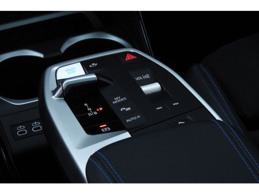 BMW iX2 eDrive20 High Executive M Sport / Panoramadak / Sportstoelen / M Adaptief onderstel / Comfort Acc... ActivLease financial lease