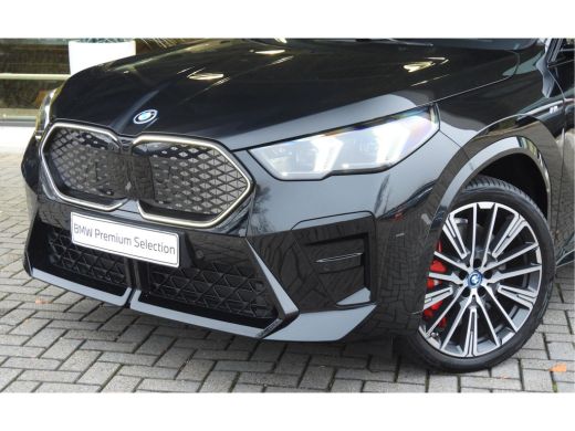 BMW iX2 eDrive20 High Executive M Sport / Panoramadak / Sportstoelen / M Adaptief onderstel / Comfort Acc... ActivLease financial lease