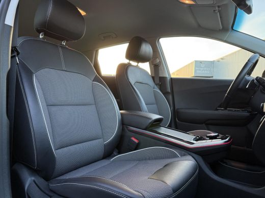 Kia e-Niro Aut. DynamicPlusLine 64kWh 3-Fase | 100% SOH | Navi | Camera ActivLease financial lease